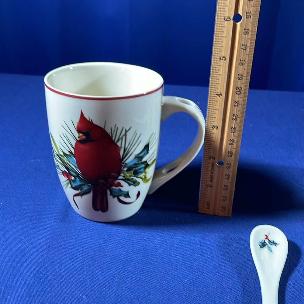 Two Lenox Winter Greetings Cardinal decorated mugs with spoons - Picture 9 of 10